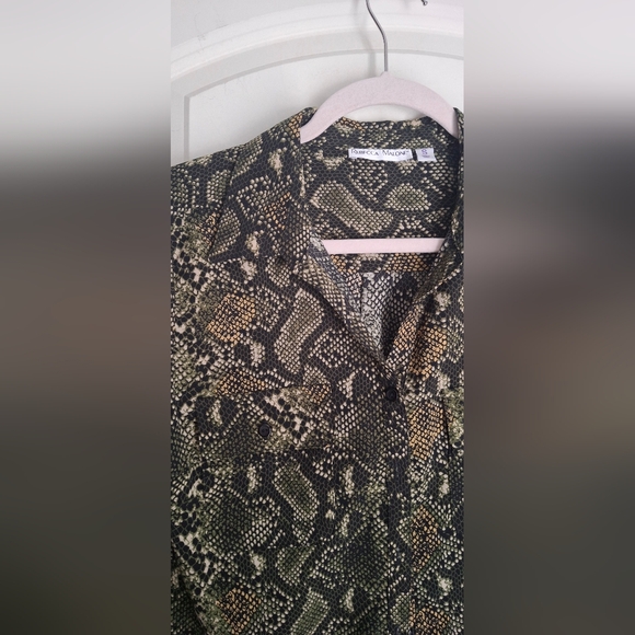 Rebecca malone womens sz small button up shirt green/black snake print bohemian - Picture 4 of 8